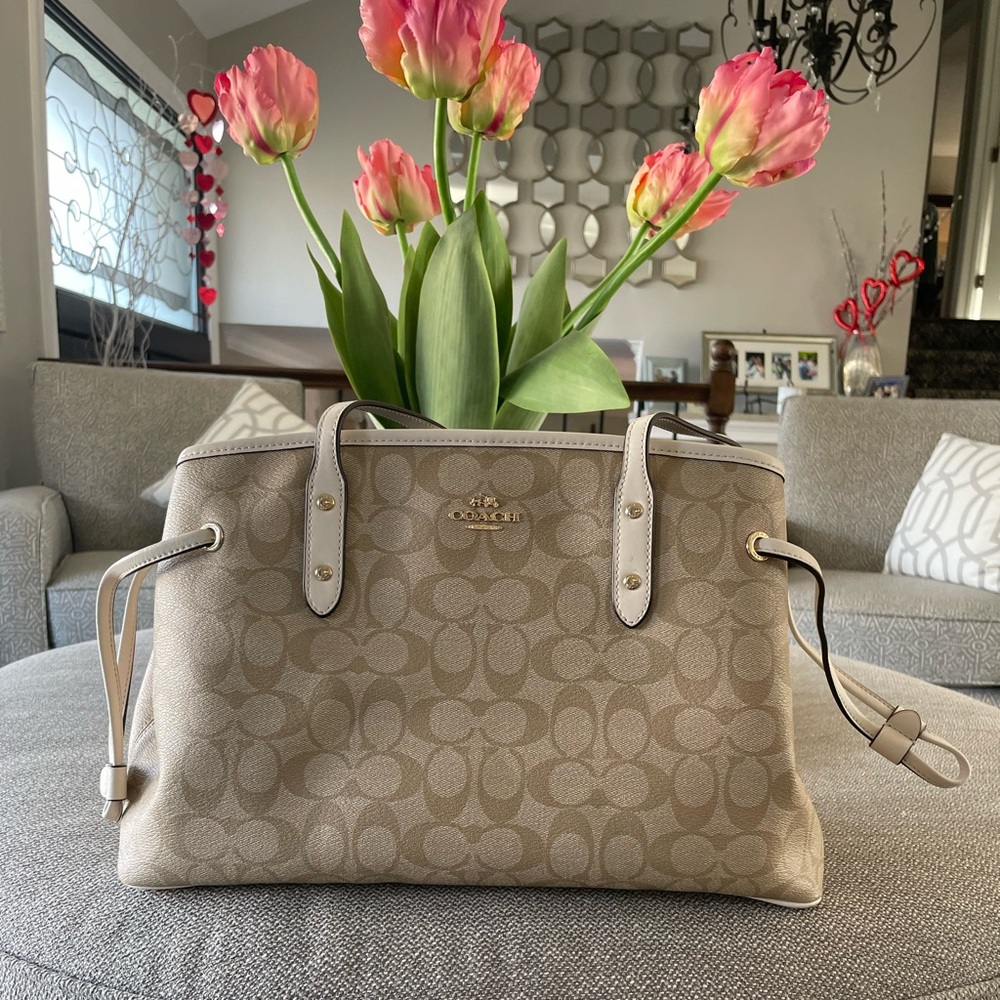 Authentic Coach pocketbook looks brand new!
